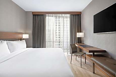 King Room with River View and Adapted Tub - Mobility Accessible