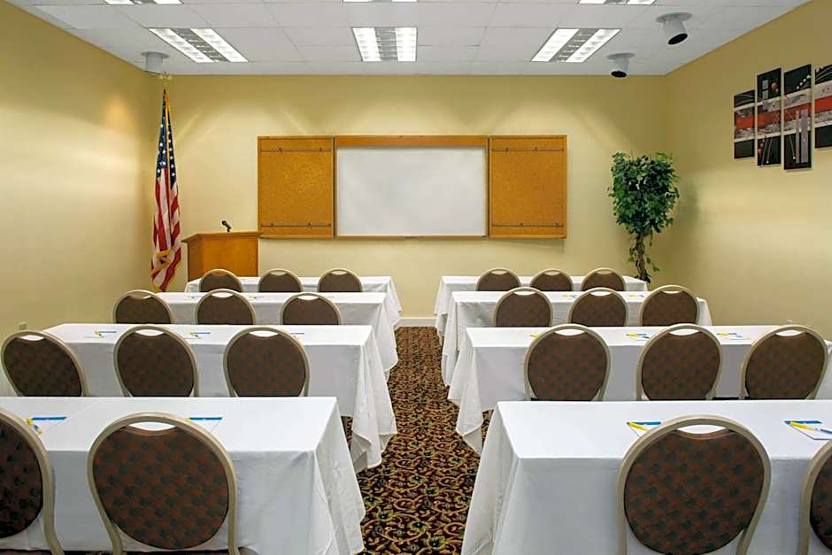 Days Inn & Suites by Wyndham Tallahassee Conf Center I-10