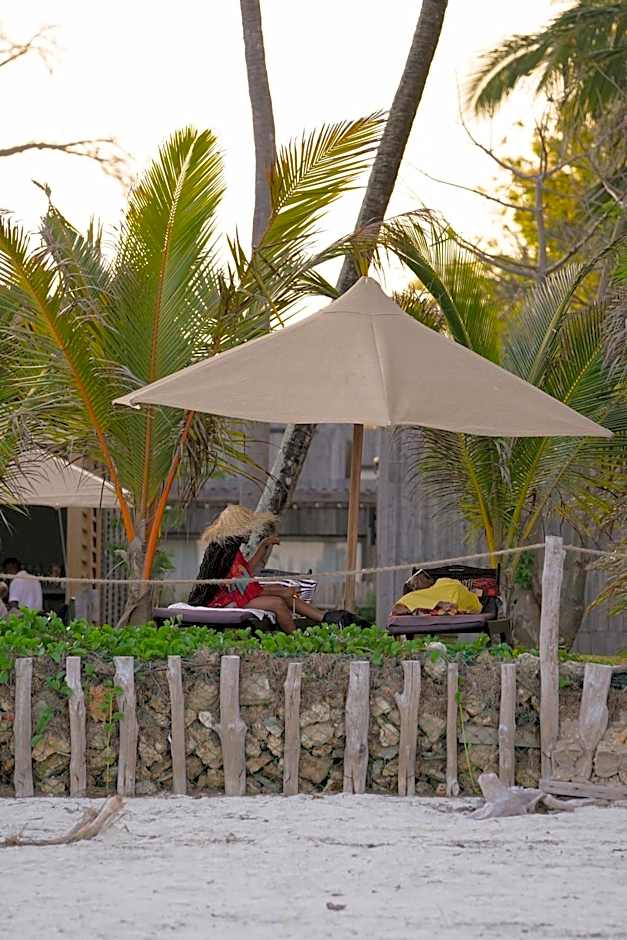 LalaGalu - Beachfront EcoCabins