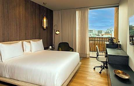 King Room with Roll-In Shower - Mobility Accessible