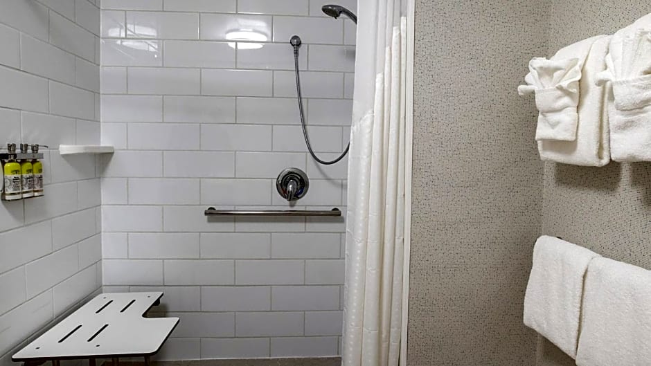 Holiday Inn Express & Suites Racine By IHG