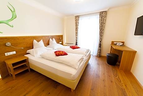 Two-Bedroom Apartment (4-6 Adults)