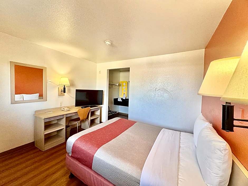 Motel 6-Bellflower, CA - Los Angeles