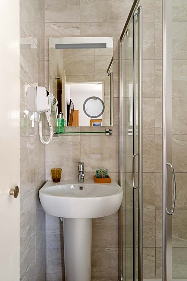 The Torland - Paignton Seafront - free parking, all rooms en-suite