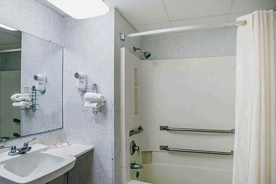 Super 8 by Wyndham Plattsburgh