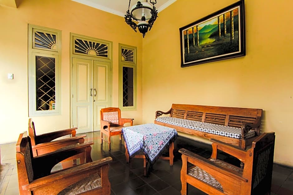 GRIYA BATIK GIRI SEKAR HOMESTAY SYARIAH
