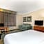 La Quinta Inn & Suites by Wyndham St. Pete-Clearwater Airport