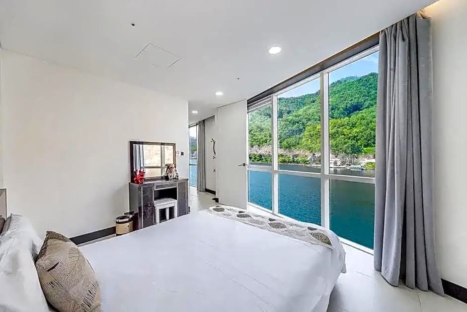 Crest72 Hotel