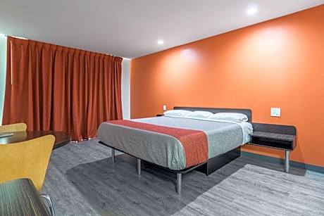 King Room with Roll-In Shower - Disability Access