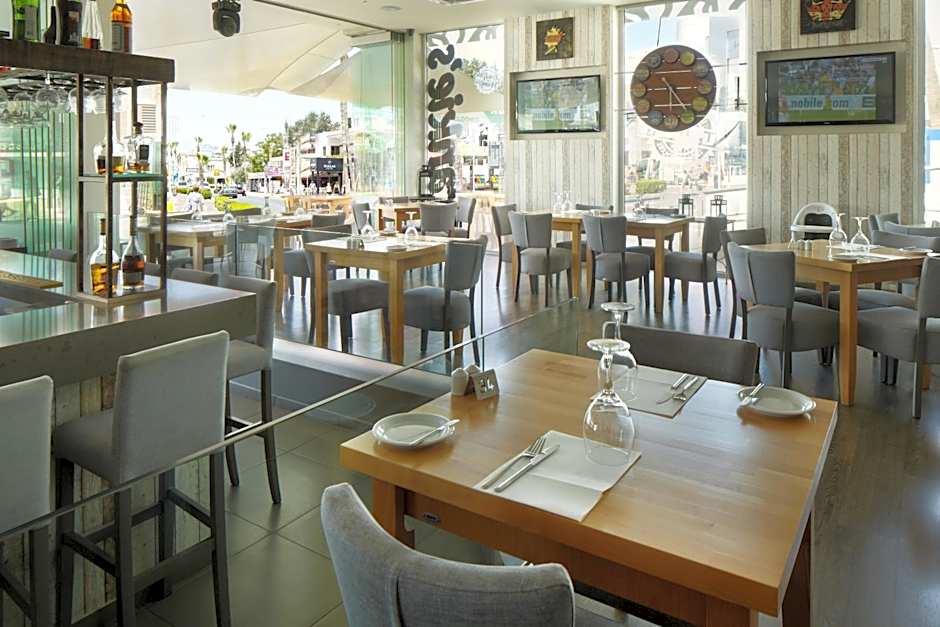 Melpo Antia Hotel & Suites