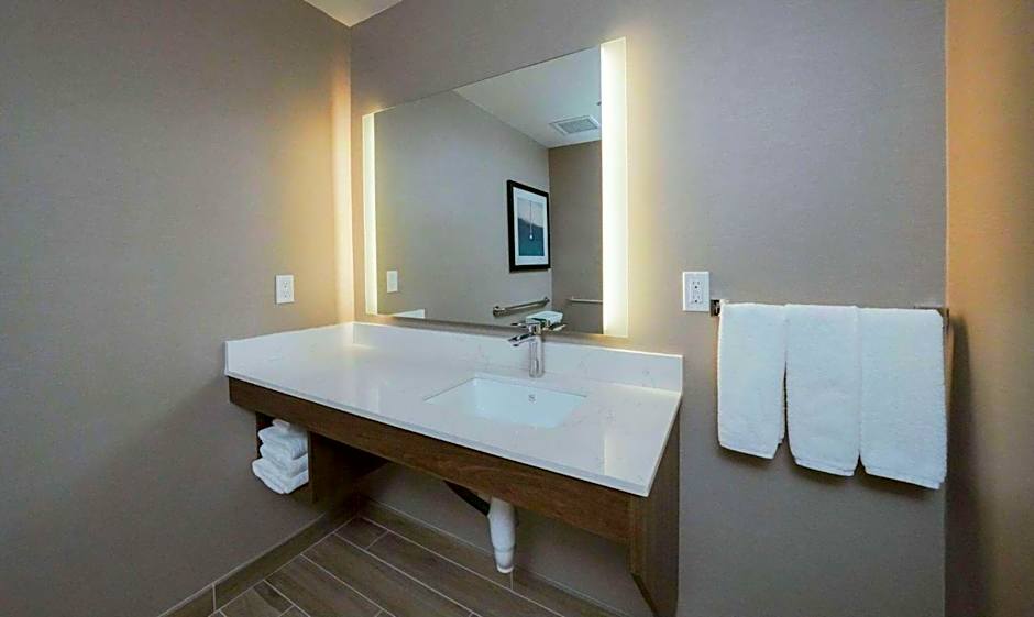 La Quinta Inn & Suites by Wyndham Santa Cruz