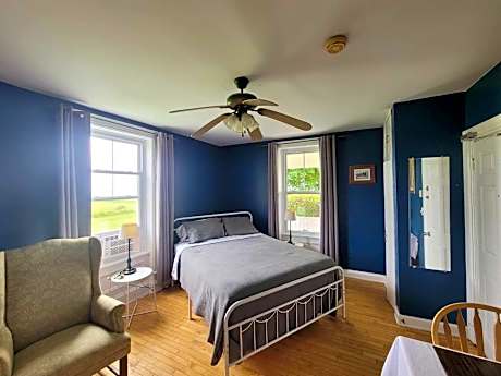 Deluxe Queen Suite