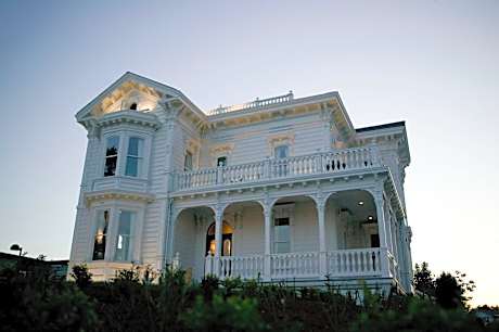 West Cliff Inn, A Four Sisters Inn