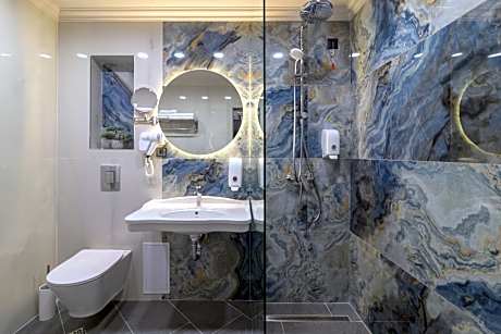 Double or Twin Room with Partial Sea View