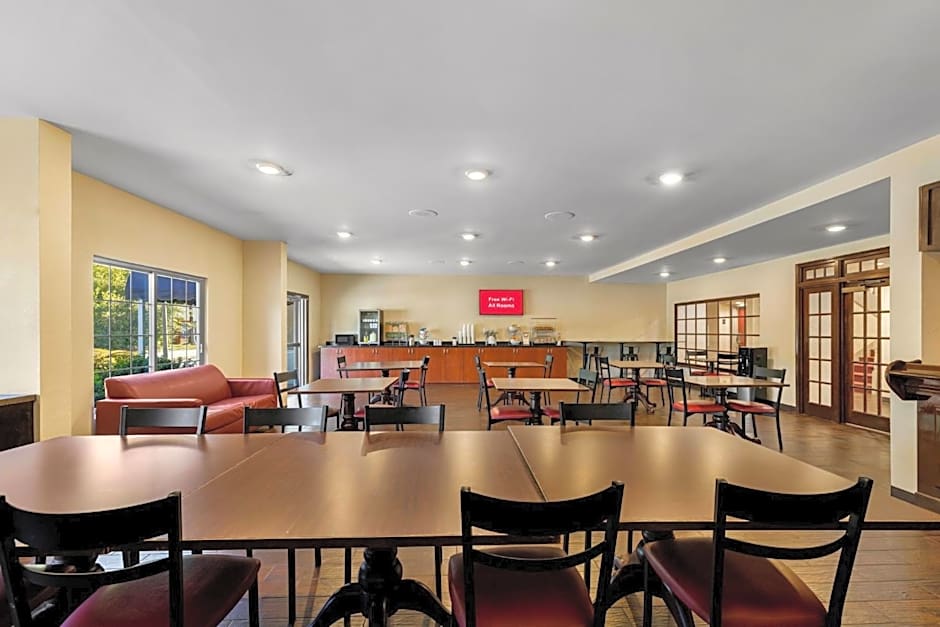 Red Roof Inn & Suites Albany, GA