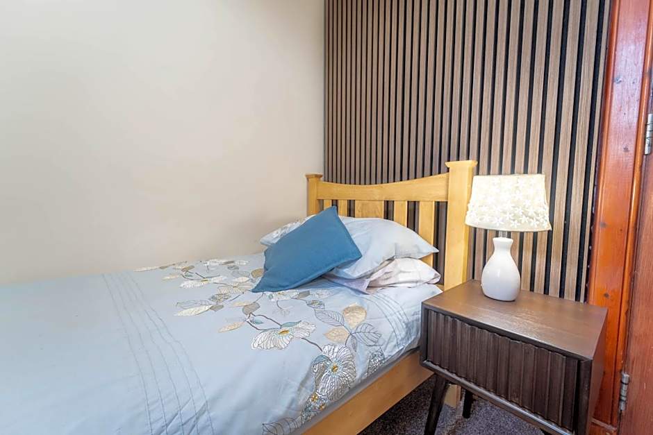 Prime location rooms in high street