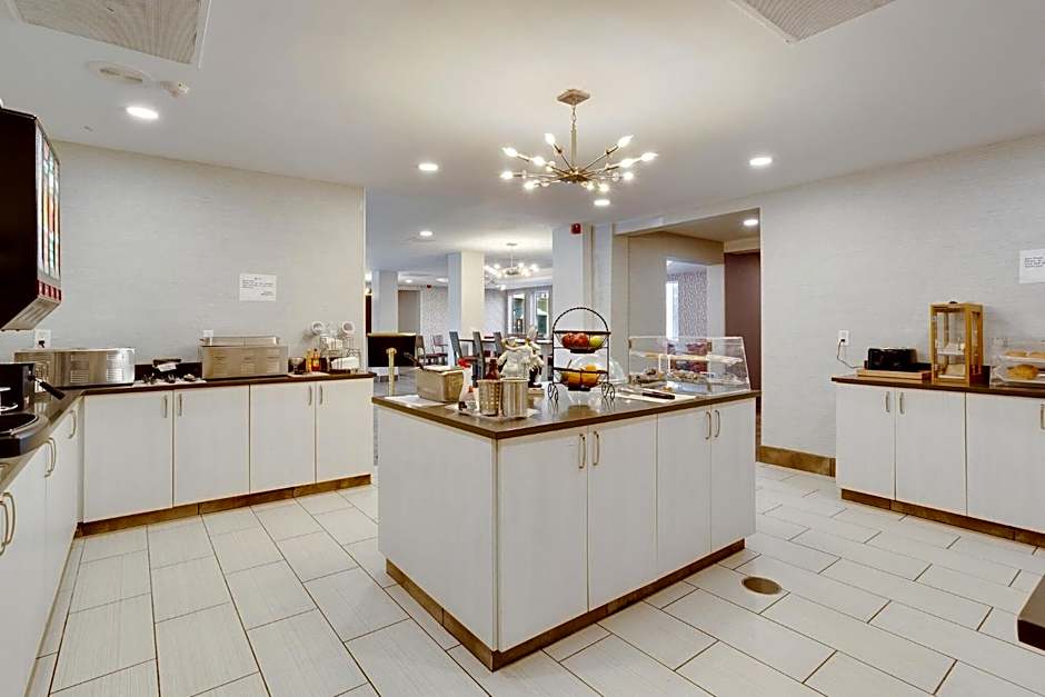 Orangewood Inn & Suites Kansas City Airport