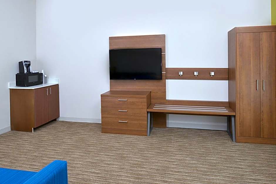 Holiday Inn Express & Suites Omaha - 120th and Maple By IHG