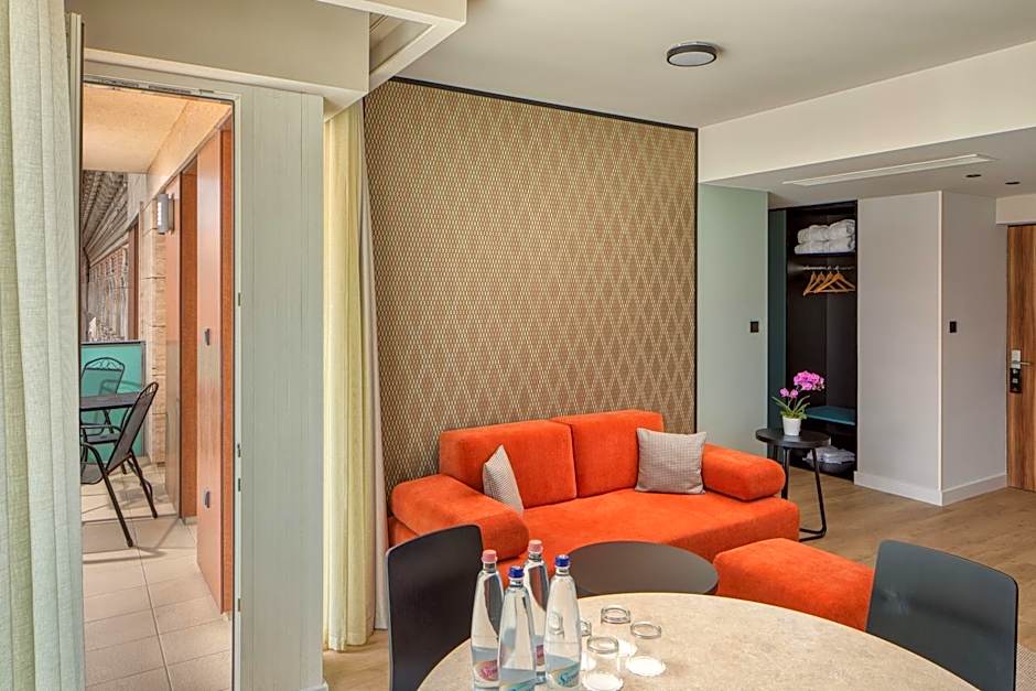 Escala Hotel & Suites