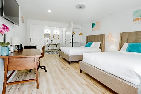 Deluxe Double Queen Non-Smoking