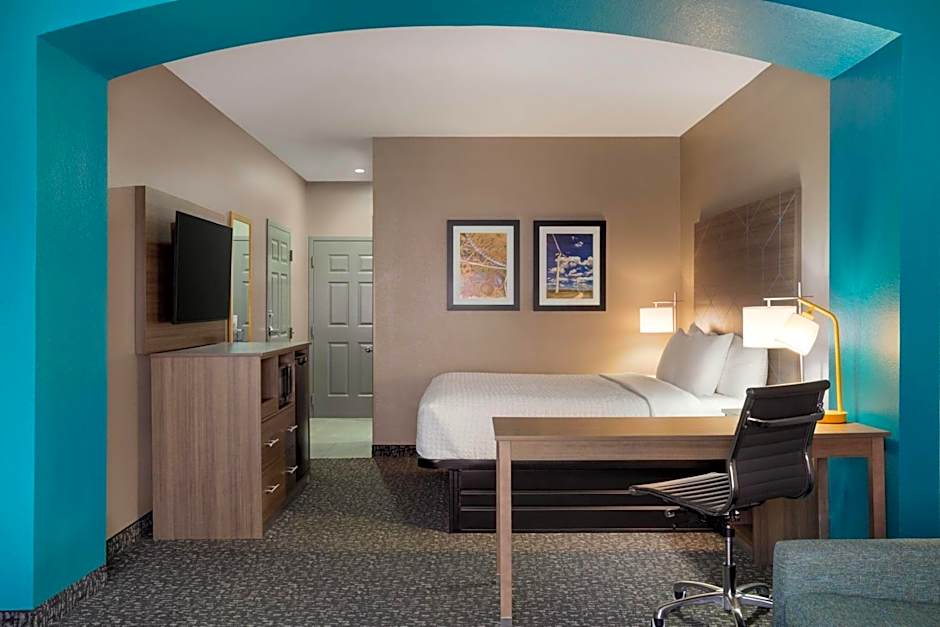 La Quinta Inn & Suites by Wyndham Shawnee