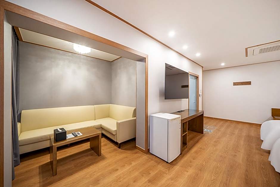 The 7 Business Hotel