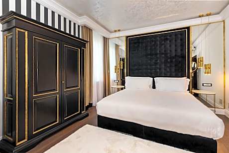 Deluxe Suite with Spa Bath