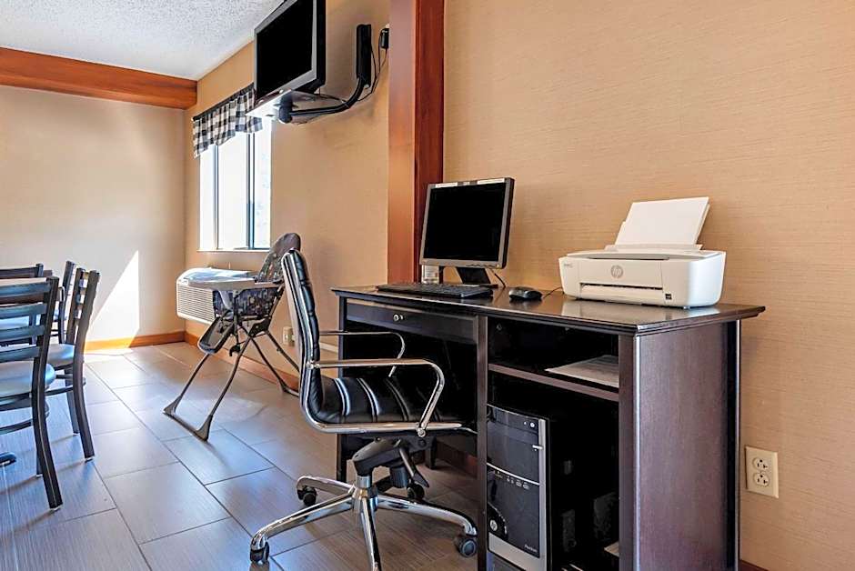 Quality Inn & Suites Warren