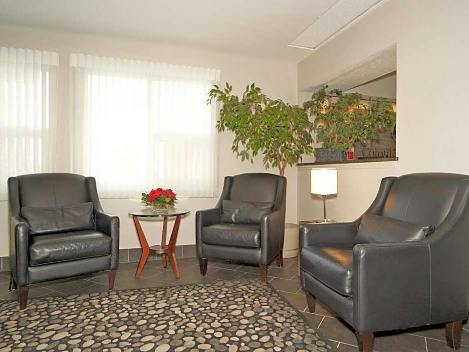 Colonial Square Inn & Suites