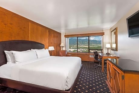 King Corner Room with Mountain View
