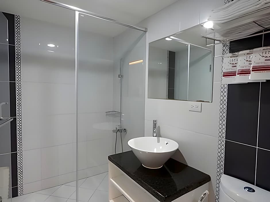 Zaw Jung Business Hotel