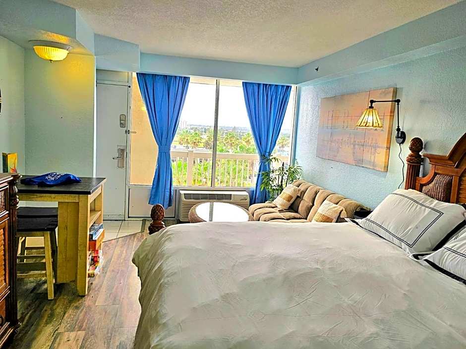 Stay ON the beach! Wonderful location!