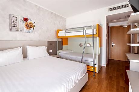 Double Room with Balcony and Pool View
