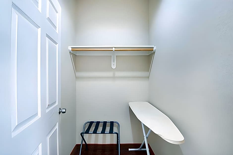 OYO Townhouse Clute Lake Jackson
