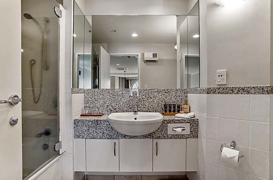 Parkside Hotel & Apartments