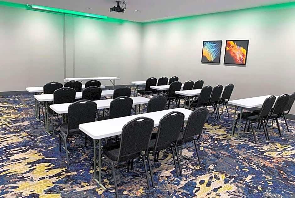 La Quinta Inn & Suites by Wyndham San Antonio Seaworld LAFB