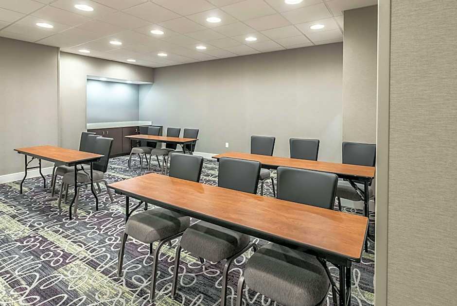 La Quinta Inn & Suites by Wyndham Arlington North Six Flags Drive