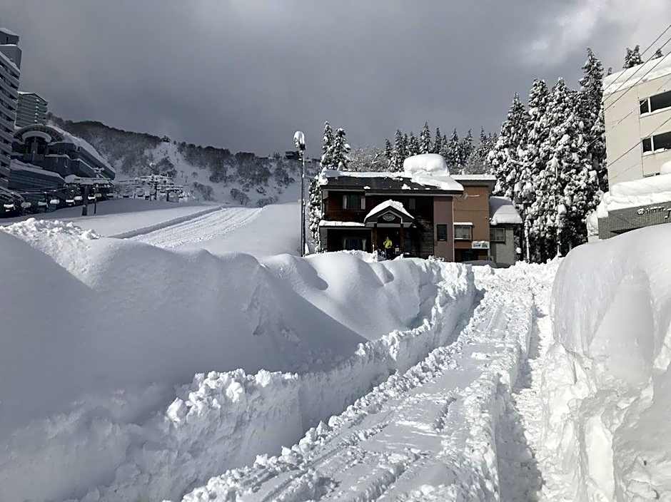 HOTEL JUSTICE Ski IN-Ski OUT
