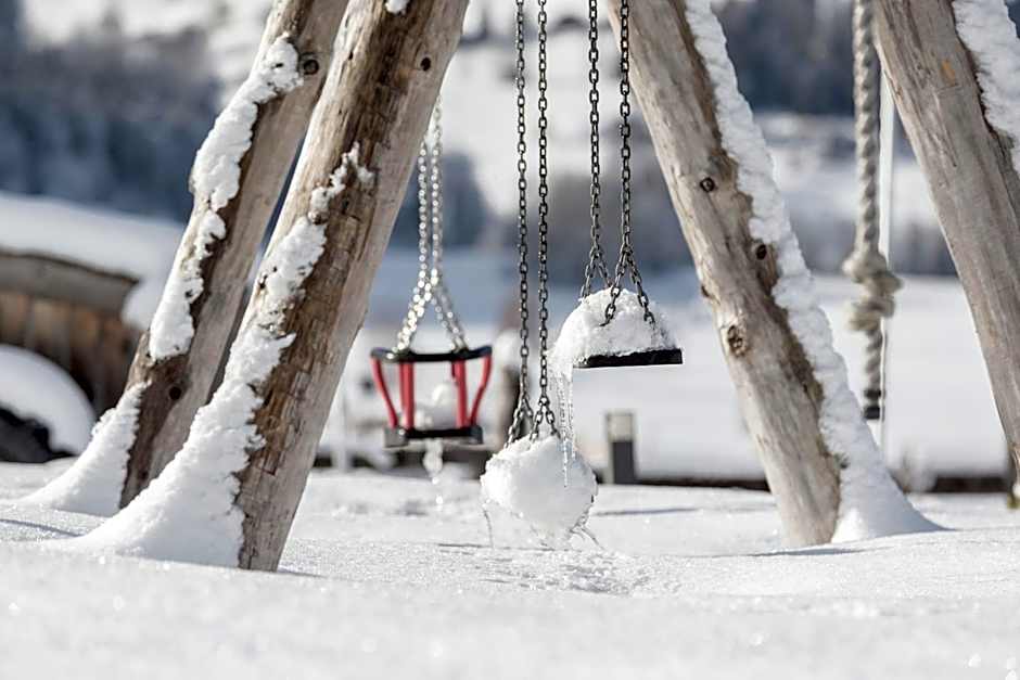 Aparthotel Familiaris - Family Apartments - Pools & Spa in Dolomites