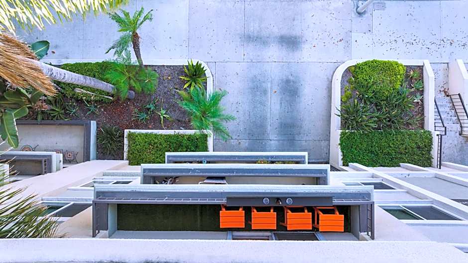 Beverly Hills 2 bed 2 bath Penthouse with Den and Parking 414