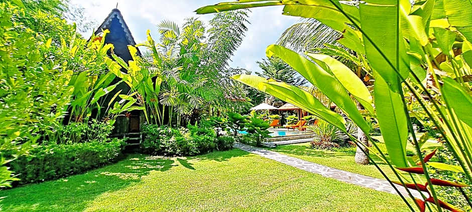 VILLA LE PETIT LEON "Authentic Traditional Wooden House"