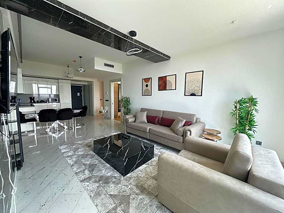 Luxury apt in the 40 plus floor