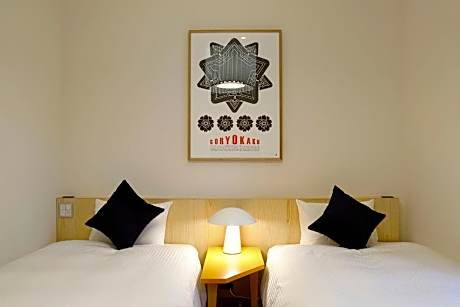 Moderate Hollywood Twin with Private Bathroom in the Historic Bldg.
