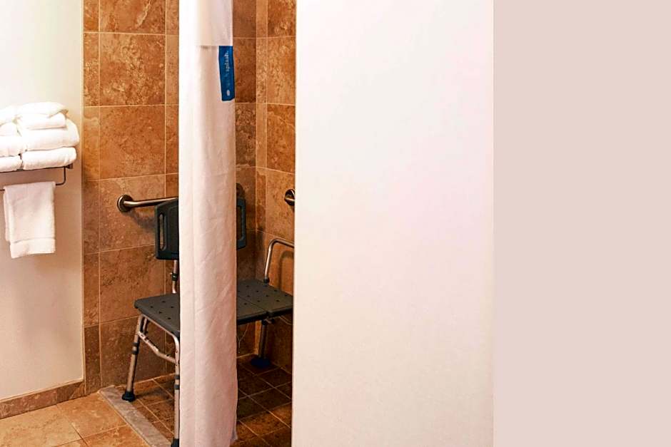 Foto 1 di 3 di 2 Queen Beds with Sofabed, Mobility Accessible, Roll in Shower