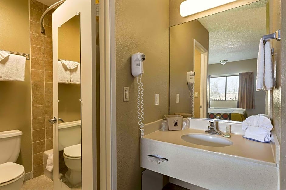 Super 8 By Wyndham Ridgecrest – Ridgecrest, CA