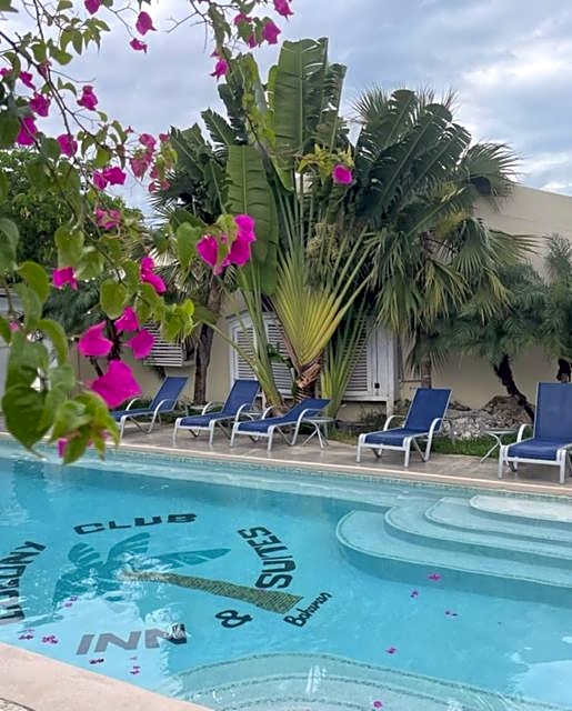 Colony Club Inn & Suites