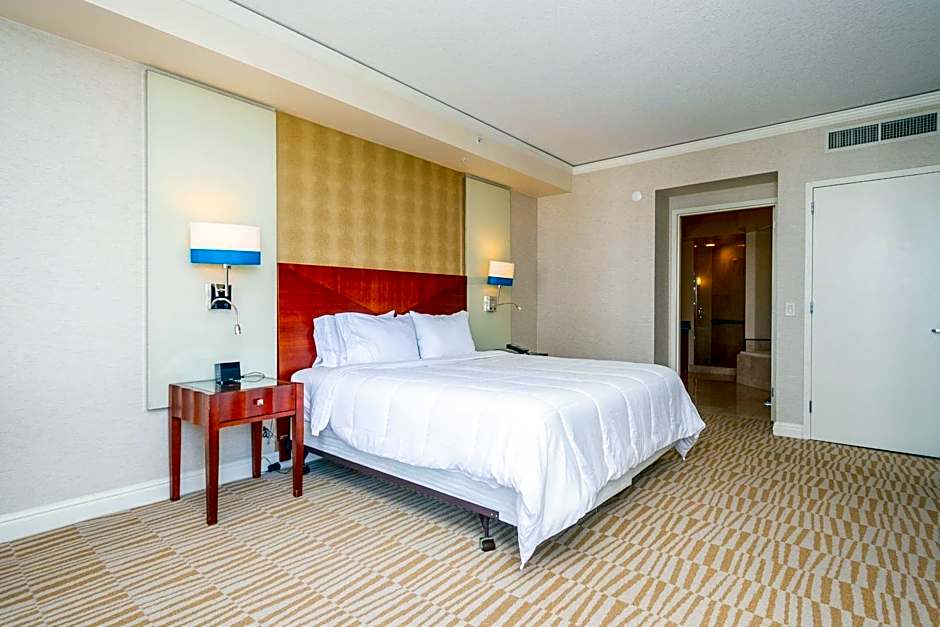 TRUMP INTL 2 BEDROOM APARTMENT 1600 Sqf Ocean and Bay View