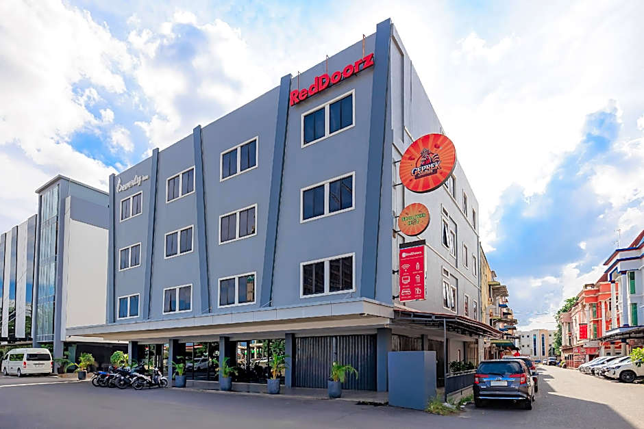 RedDoorz Plus near Ferry Terminal Batam Center