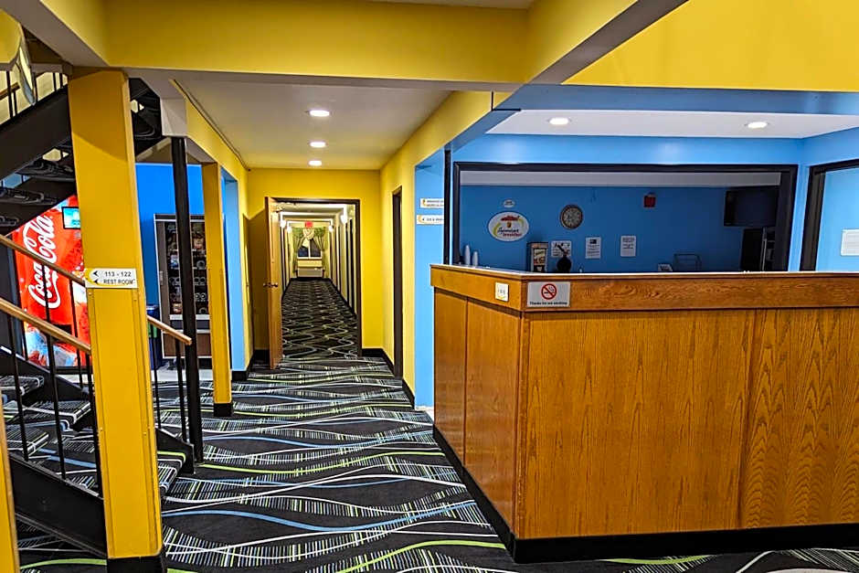 Super 8 by Wyndham Staunton