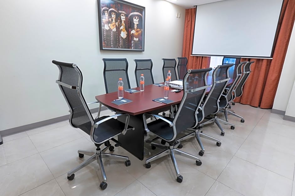 Holiday Inn Express & Suites Guadalajara Aeropuerto By IHG